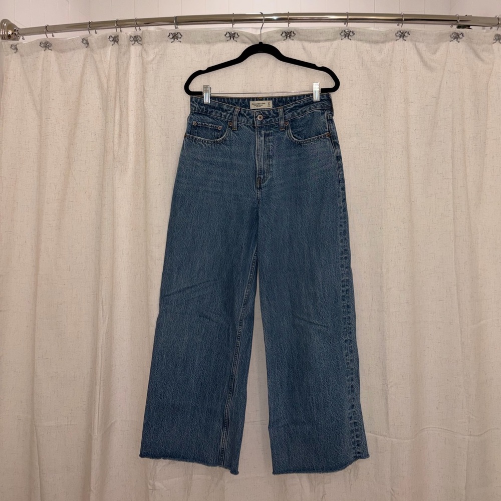 Abercrombie & Fitch Wide-Leg High-Rise Cropped Jeans in Medium Blue